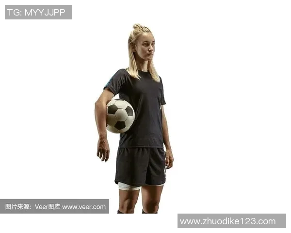 足球明星与休闲运动女孩的魅力碰撞探索青春活力与时尚风潮的完美结合